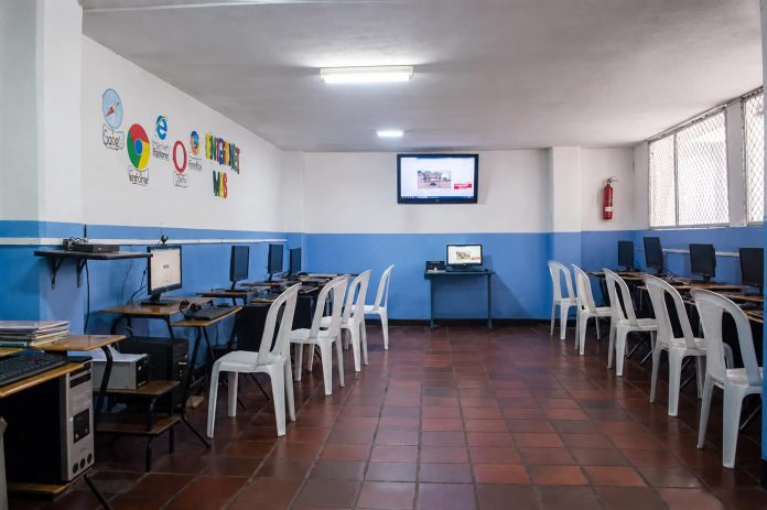 Cuando Internet se Rentaba por Hora: Así Entró México a la Vida Digital