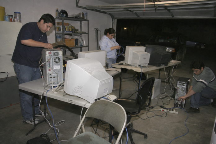 La LAN Party Antes del Streaming: Cuando Jugar en México También Significaba Cargar la Computadora