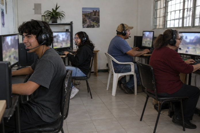 Cuatro jugadores participan en una partida cooperativa desde equipos separados